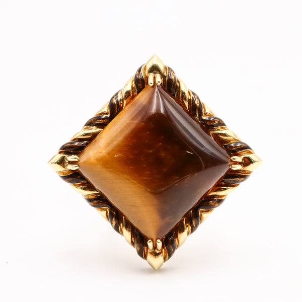 *David Webb 1970 New York 18 kt gold and enamel cocktail ring with tiger eye quartz