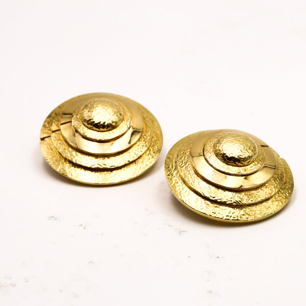 *David Webb 1970 New York 18 kt yellow gold Pair of textured clips-earrings
