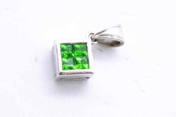 TSAVORITE GARNETS 18 KT WHITE GOLD SMALL PENDANT