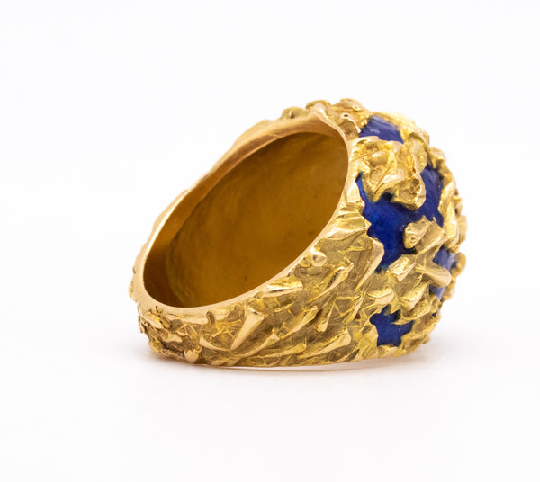 GUBELIN 1960 SWISS 18 KT TEXTURED YELLOW GOLD BOMBE RING WITH BLUE ENAMEL