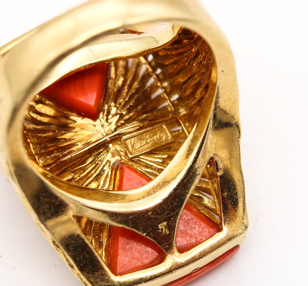 Kutchinsky London 1973 Geometric Cocktail Ring In Textured 18Kt With Coral Carvings