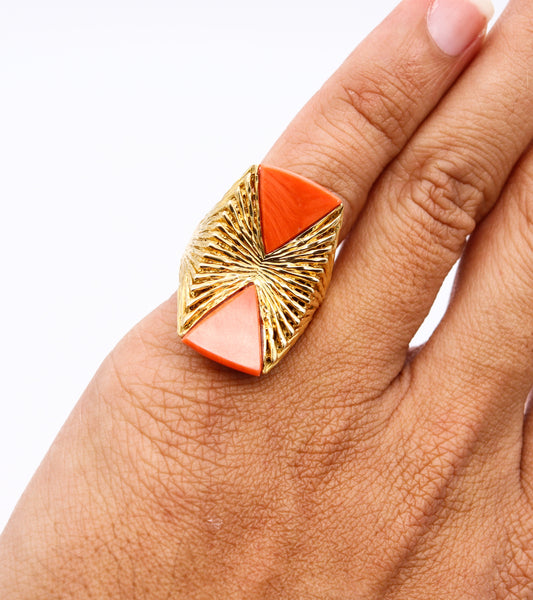 Kutchinsky London 1973 Geometric Cocktail Ring In Textured 18Kt With Coral Carvings