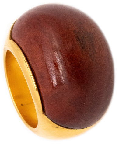 *Modernist 1970 Bombe cocktail ring in 18 kt yellow gold with carved rose wood