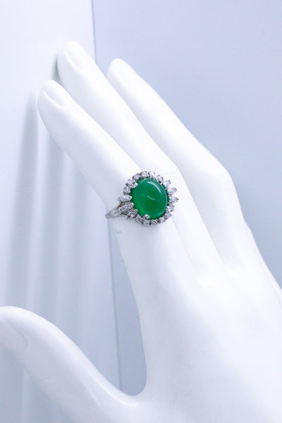 COLOMBIAN 5.85 CT EMERALD CABOCHON & 0.90 CT DIAMONDS 14 KT RING