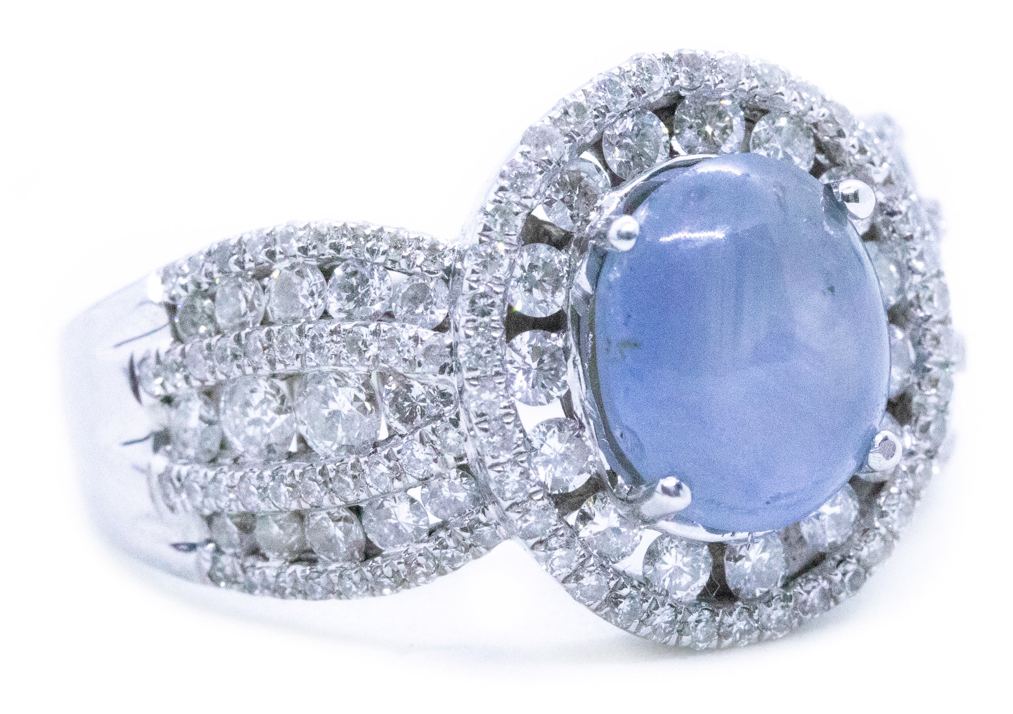 CLASSICAL 18 KT RING WITH 4.95 Ctw DIAMONDS & STAR SAPPHIRE