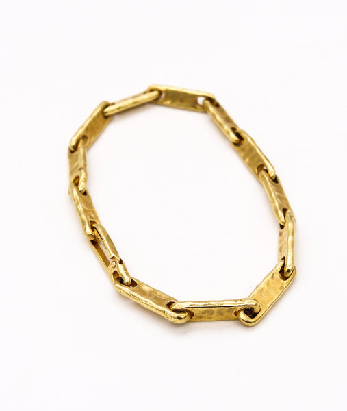 *Ed Wiener 1970 New York hammered 18 kt yellow gold bracelet with textured links