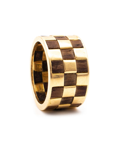 VAN CLEEF & ARPELS, 1970 PARIS 18 KT GOLD RING WITH CHECKERBOARD WOOD