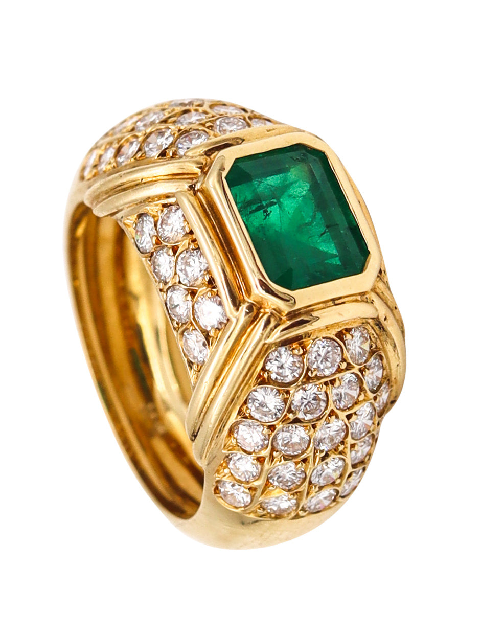 *Classic Ring In 18Kt Yellow Gold With 3.11 Cts in Colombian Emerald & Diamonds