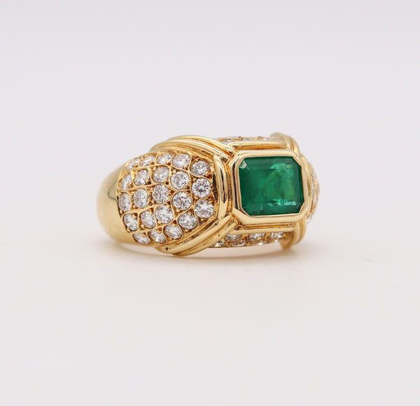 *Classic Ring In 18Kt Yellow Gold With 3.11 Cts in Colombian Emerald & Diamonds