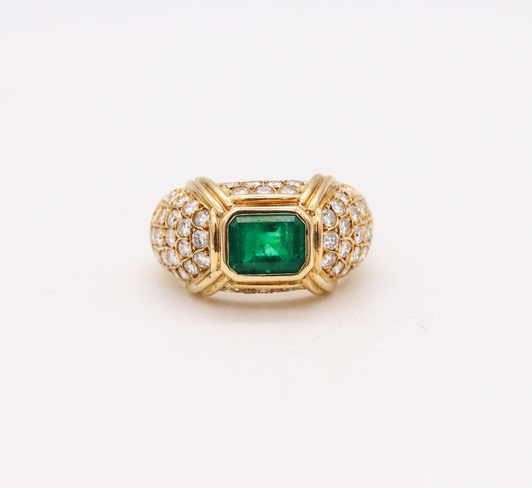 *Classic Ring In 18Kt Yellow Gold With 3.11 Cts in Colombian Emerald & Diamonds