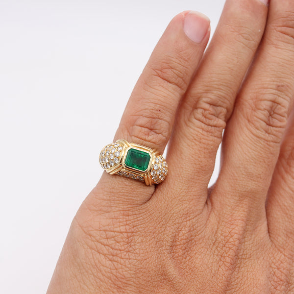 *Classic Ring In 18Kt Yellow Gold With 3.11 Cts in Colombian Emerald & Diamonds