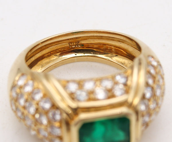 *Classic Ring In 18Kt Yellow Gold With 3.11 Cts in Colombian Emerald & Diamonds