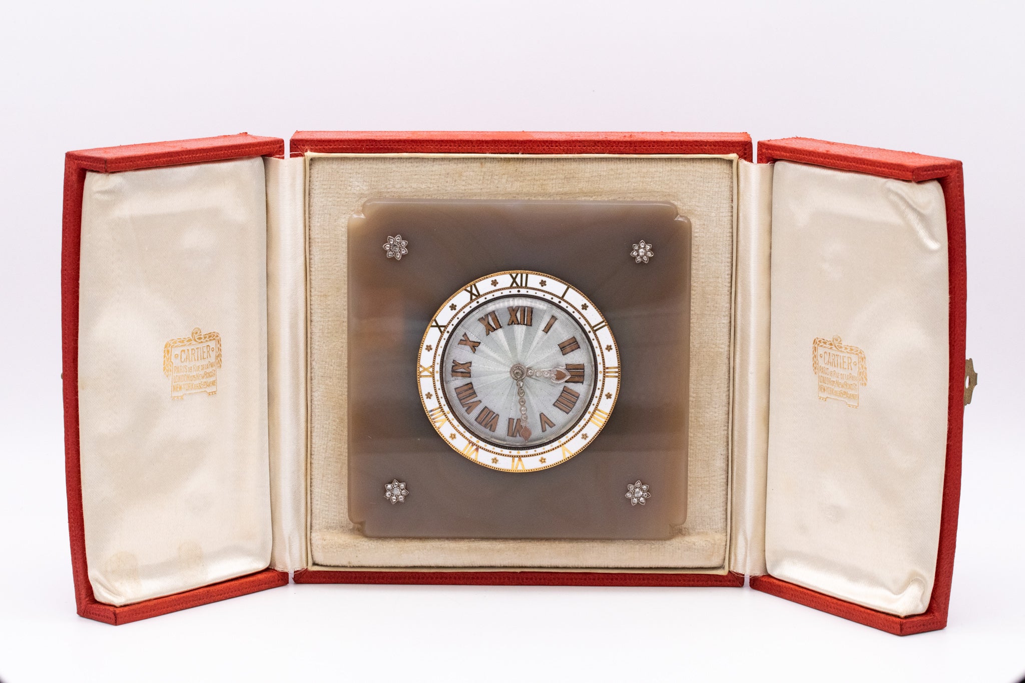 Cartier 1935 Paris rare Art deco desk clock in 18 kt gold with