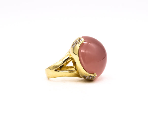 *Kara Ross Large Cocktail ring in 18 kt yellow gold with 53.92 Ctw in diamonds & pink quartz