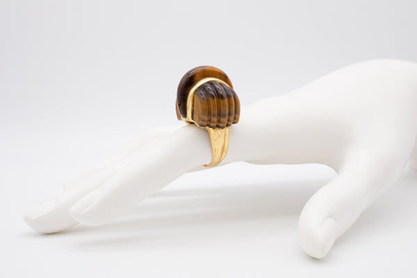 *Art-Deco 1940 skyscraper 18 kt yellow gold ring with carved tiger eye quartz