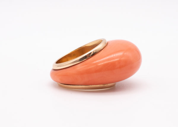 RETRO 1970 MODERNIST 14 KT YELLOW GOLD RING WITH SALMON CORAL