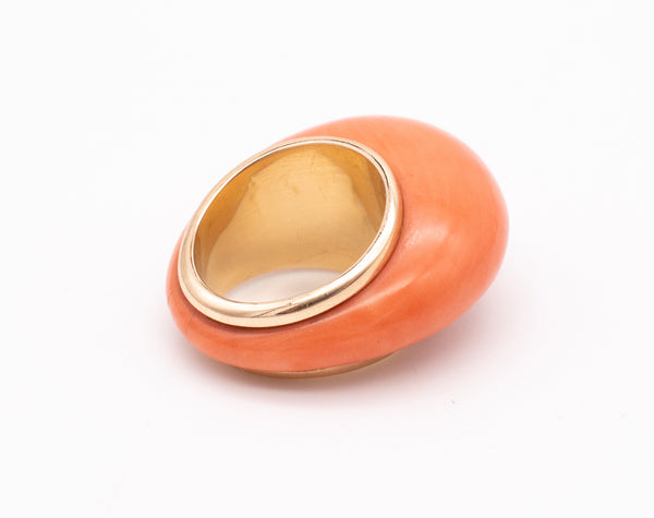 RETRO 1970 MODERNIST 14 KT YELLOW GOLD RING WITH SALMON CORAL
