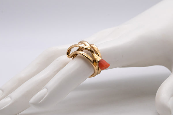*Chaumet 1970 Paris 18 kt yellow gold kinetic ring with red coral dangling