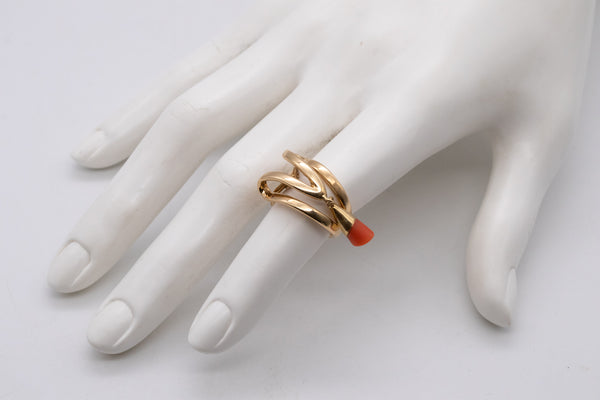 *Chaumet 1970 Paris 18 kt yellow gold kinetic ring with red coral dangling