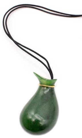 TIFFANY & CO. 1970'S BY ELSA PERETTI 18 KT GOLD PENDANT WITH CARVED NEPHRITE JADE JUG