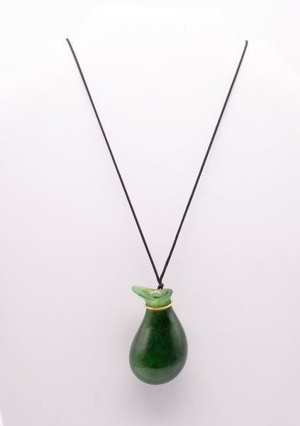TIFFANY & CO. 1970'S BY ELSA PERETTI 18 KT GOLD PENDANT WITH CARVED NEPHRITE JADE JUG