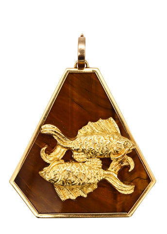 *French 1960 Pisces Zodiac large pendant in 18 kt yellow gold with tiger's eye