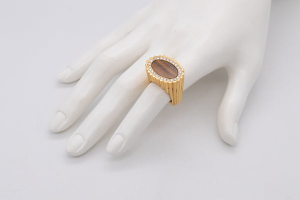 LA TRIOMPHE 1970'S GEOMETRIC RING IN 18 KT GOLD WITH 1.04 Cts IN DIAMONDS & TIGER EYE QUARTZ