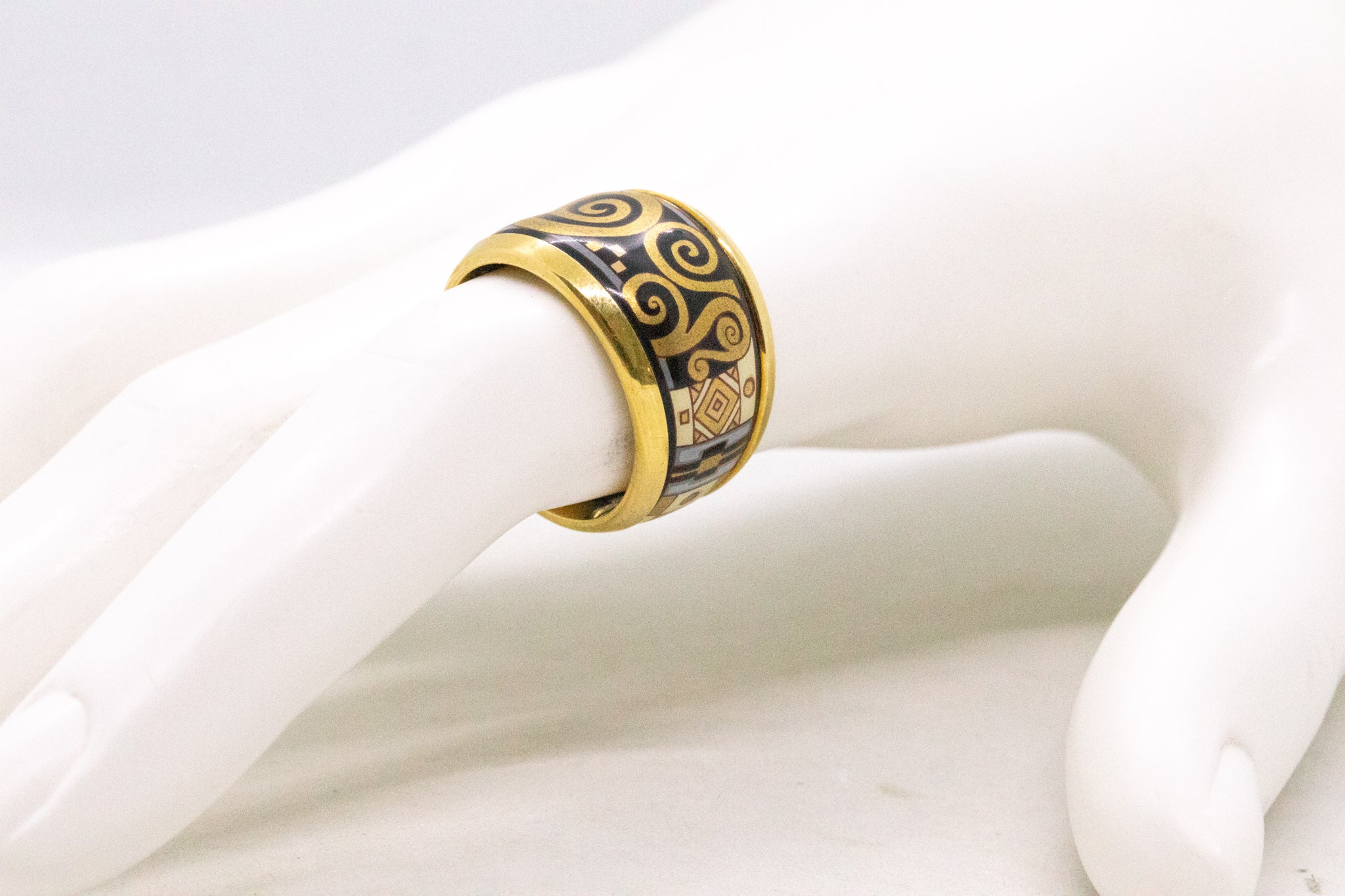 MICHAELA FREY AUSTRIAN 18 KT GOLD GEOMETRIC ENAMEL RING MICHAELA FREY AUSTRIAN 18 KT GOLD GEOMETRIC ENAMEL RING