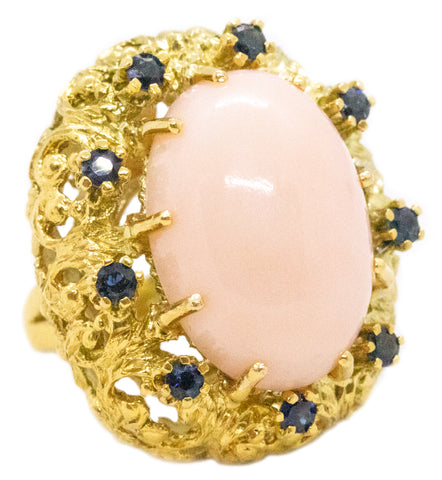 MODERNIST MID CENTURY 18 KT BOMBE COCKTAIL RING WITH 20.72 Cts SAPPHIRES & CORAL