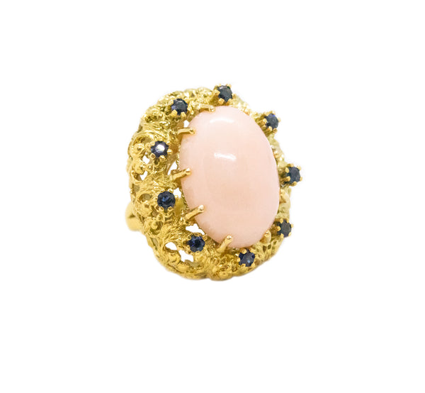 MODERNIST MID CENTURY 18 KT BOMBE COCKTAIL RING WITH 20.72 Cts SAPPHIRES & CORAL