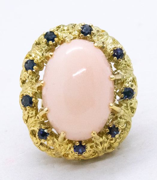 MODERNIST MID CENTURY 18 KT BOMBE COCKTAIL RING WITH 20.72 Cts SAPPHIRES & CORAL