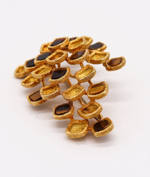 French 1970 Modernist Brooch In Textured 18Kt Yellow Gold With Tiger Eye Quartz