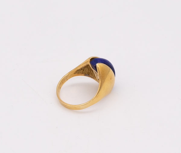 HENKEL GROSSE 1972 GERMANY MODERNIST 18 KT GOLD COCKTAIL RING WITH LAPIS LAZULI