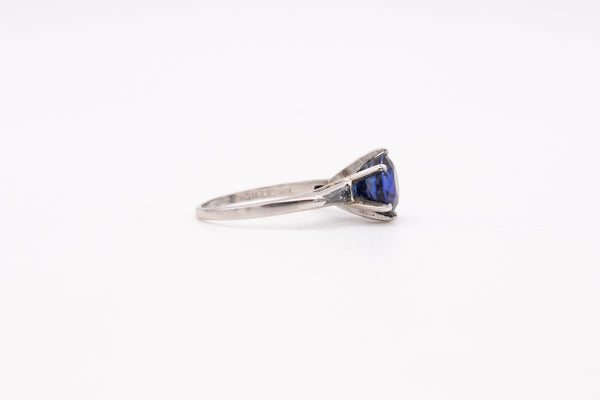 *Art-Deco 1940 platinum engagement ring with 3.64 Ctw in diamonds and sapphire