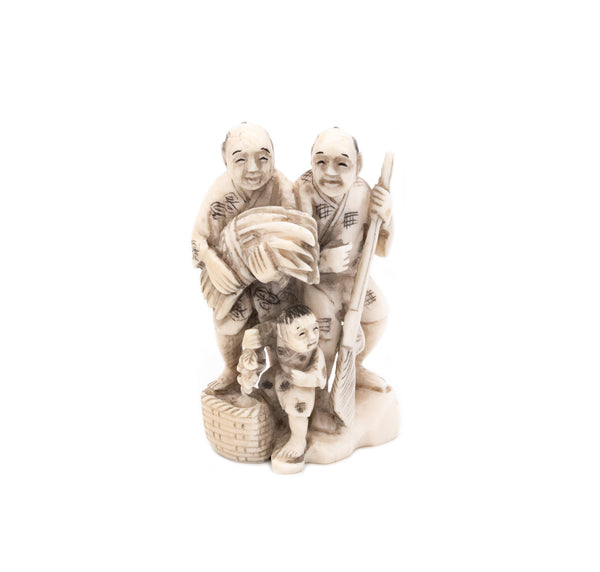 JAPAN 1940'S SHOWA PERIOD CARVED NETSUKE OF A TWO FARMERS & CHILD