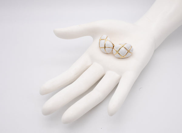 TIFFANY & CO. 1970'S VINTAGE QUILTED EARRINGS IN 18 KT GOLD WITH WHITE ENAMEL