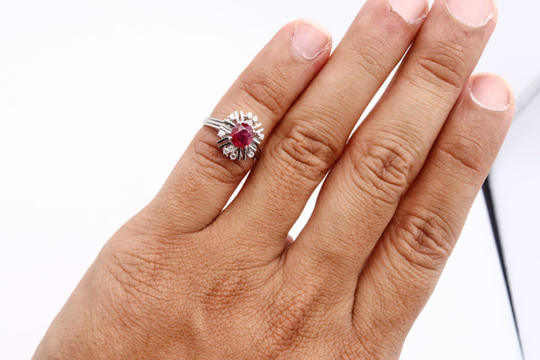 *European 1960 Mid-century cluster ring in 18 kt white gold with 1.26 Cts in diamonds & ruby
