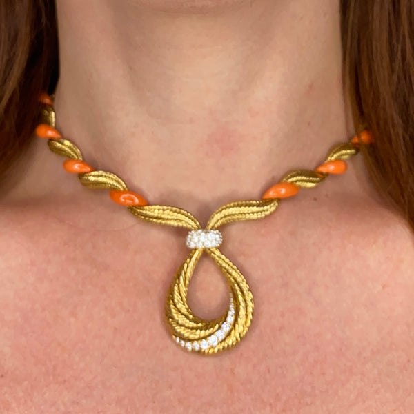 French 1970 Fluted Coral Necklace In 18Kt Yellow Gold With 1.82 Cts In VS Diamonds