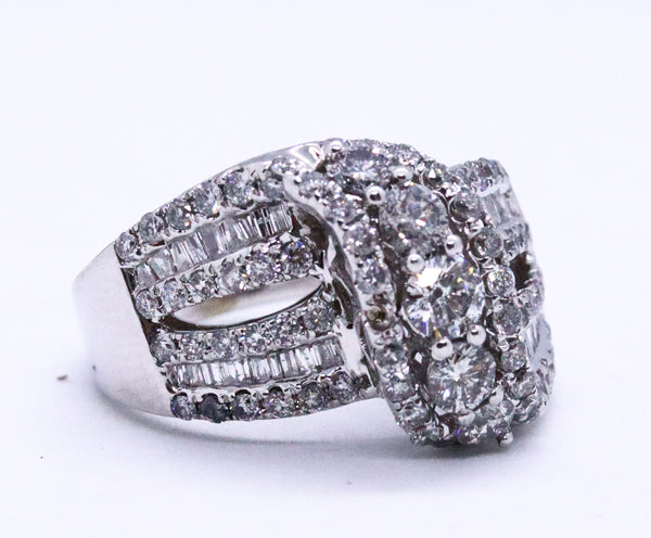 MODERN 2.65 CTW DIAMONDS 14 KT GOLD RING