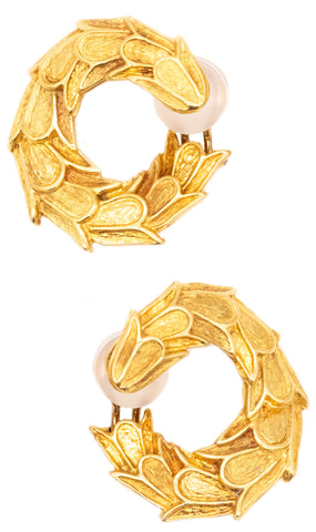 *French modernist swirl scalloped clips-earrings in textured 18 kt yellow gold