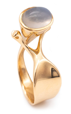 GEORG JENSEN 1960 BY VIVIANNA TORUN 18 KT GOLD RING WITH CAT'S EYE MOONSTONE