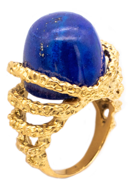 *Gubelin 1960 Swiss mid-century modernist textured ring in 18 kt yellow gold with lapis lazuli