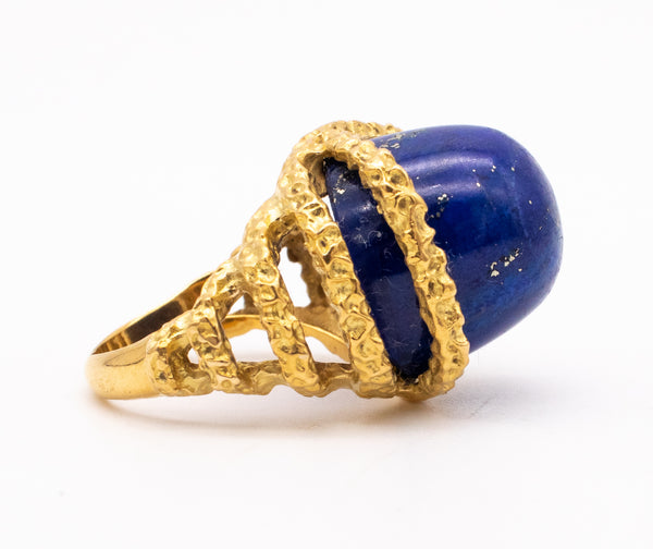 *Gubelin 1960 Swiss mid-century modernist textured ring in 18 kt yellow gold with lapis lazuli