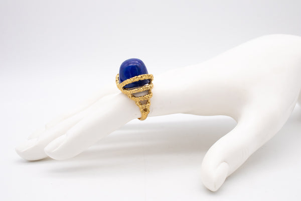 *Gubelin 1960 Swiss mid-century modernist textured ring in 18 kt yellow gold with lapis lazuli