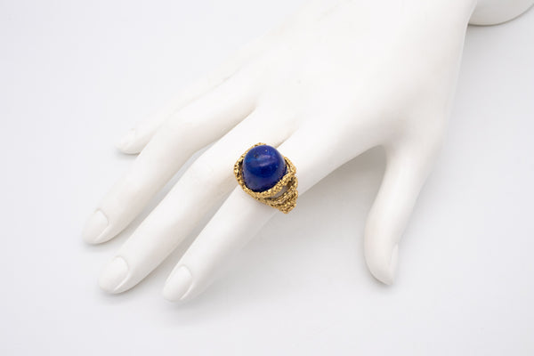 *Gubelin 1960 Swiss mid-century modernist textured ring in 18 kt yellow gold with lapis lazuli