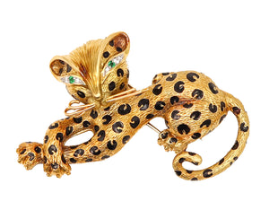 -Fred Of Paris 1970 Enamel Sauvage Cat Brooch In 18Kt Gold With Diamonds And Emerald