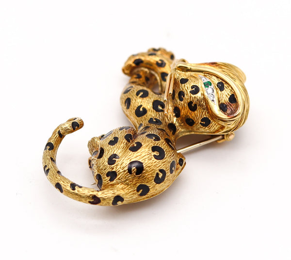 -Fred Of Paris 1970 Enamel Sauvage Cat Brooch In 18Kt Gold With Diamonds And Emerald