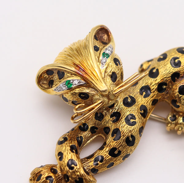 -Fred Of Paris 1970 Enamel Sauvage Cat Brooch In 18Kt Gold With Diamonds And Emerald