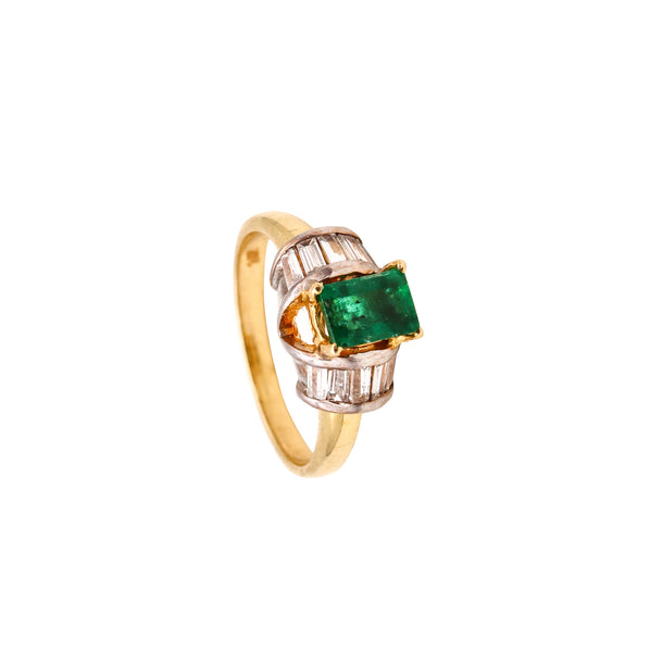 *Modern engagement ring in 14 kt yellow gold with 1.15 Cts in Colombian emerald & diamonds