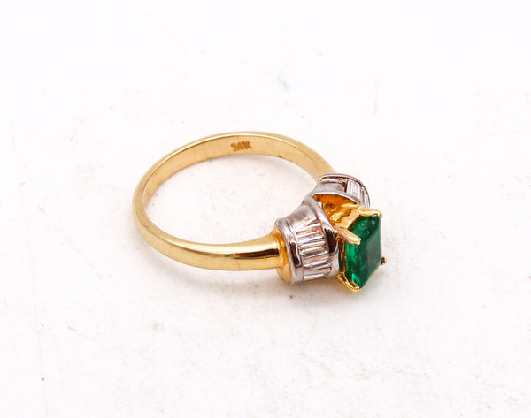 *Modern engagement ring in 14 kt yellow gold with 1.15 Cts in Colombian emerald & diamonds